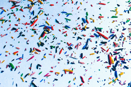 Färgglad konfetti syns singla ner mot marken.