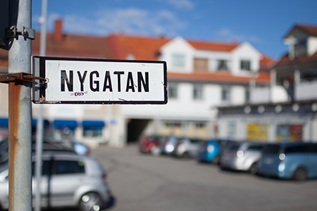 Gatuskylt med namnet "Nygatan".