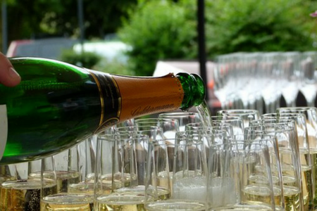Bubbel hälls i champagneglas.