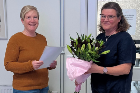 Tuula Johansson tar emot blommor sedan hin utsetts till årets handledare