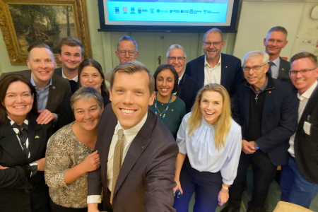 Grupps-selfie på ett antal riksdagsmän på plats i riksdagen