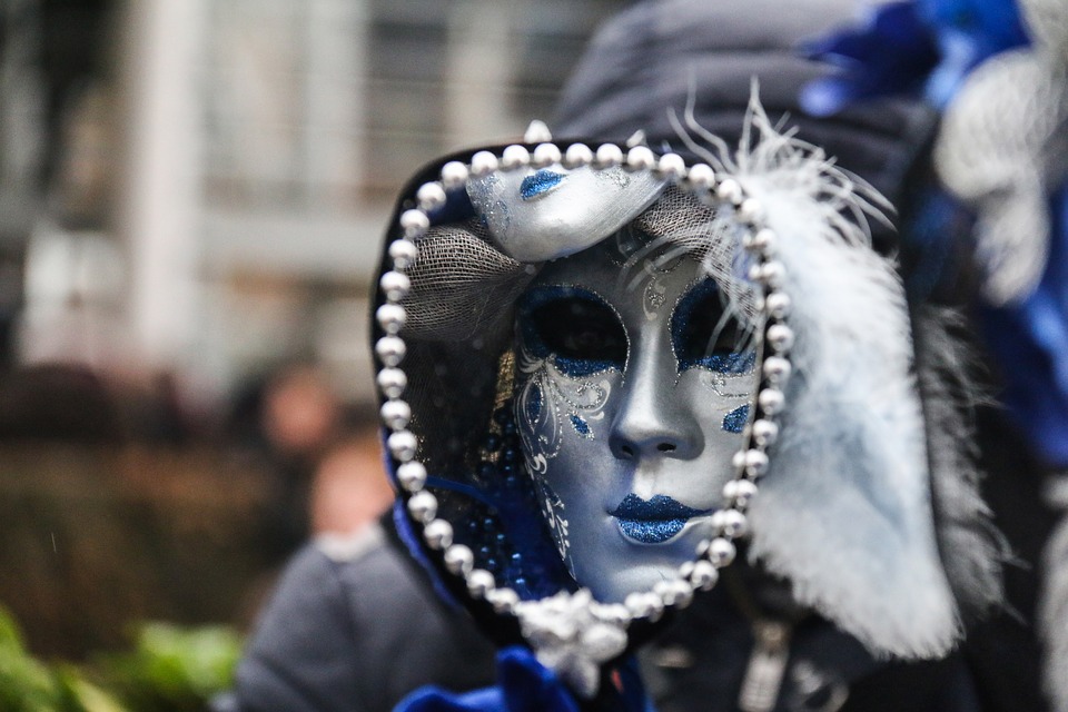 Spegelbild av karnevalmask.