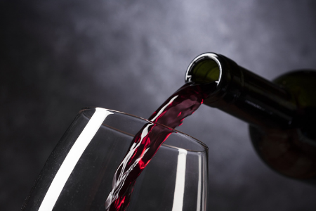 En flaksa vin som hälls upp i ett vinglas.