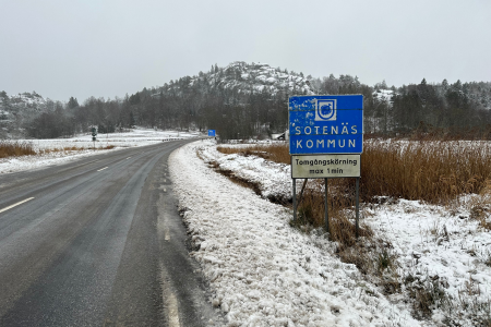 Vägskylt med texten Sotenäs kommun vid sidan av landsväg