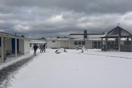 snötäckt skolgård på sotenässkolan