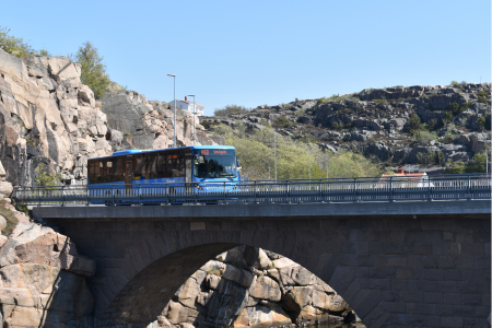 Västtrafiks buss åker över stenbron vid Hovenäset