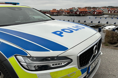 Fronten på en polisbil som står utanför Tumlaren i Väjern