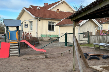 Rutschkana och lekplats med Bovallstrands skola i bakgrunden