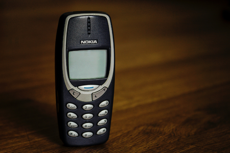 Gammal Nokia mobiltelefon står på ett bord
