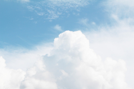 Bild på klarblå himmel med ett moln.