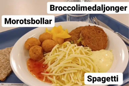 Spaghettim Broccoliplättar och morotsbollar serveras i Bamba