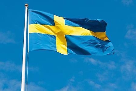 Svenska flaggan mot en ljusblå himmel