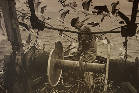Bokomslag med svartvitt foto på en fiskare